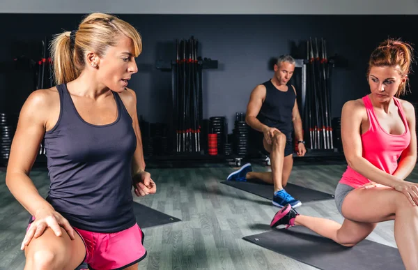 Trainer onderwijs stretch oefeningen op fitness klasse — Stockfoto