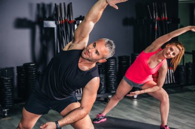 Eğitmen Fitness egzersizleri için genç kadın öğretim