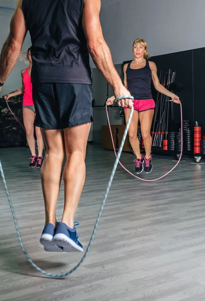 Kadınlar için halatlar atlama ile egzersizleri öğretim eğitmen — Stok fotoğraf