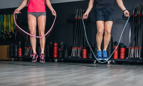 Personas piernas haciendo ejercicios con cuerdas de salto —  Fotos de Stock