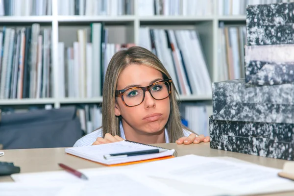 Vyčerpaná sekretářka se spoustou práce v kanceláři — Stock fotografie