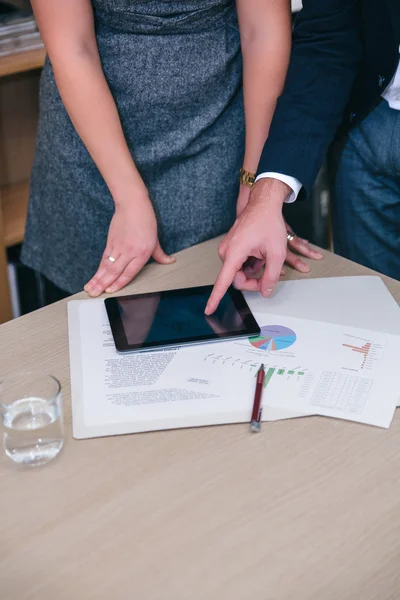 Colegas irreconocibles usando tableta y documentos en la reunión — Foto de Stock