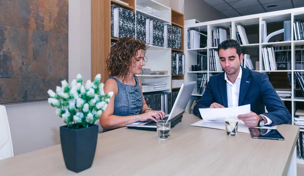 Des hommes d'affaires qui travaillent ensemble à table au bureau — Photo