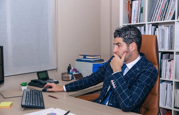Empresario trabajando con computadora en la oficina — Foto de Stock