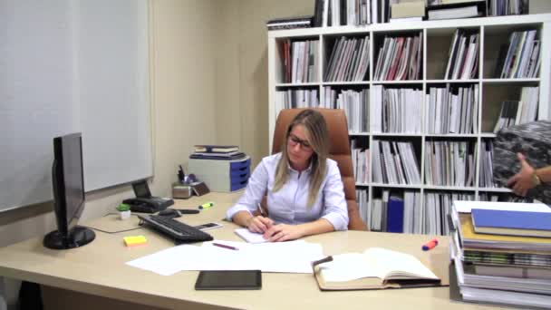 Müde Sekretärin mit viel Arbeit im Büro — Stockvideo