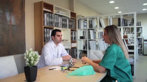 Doktor ve bir acil durum bildirim tarafından çalışan cerrah — Stok video