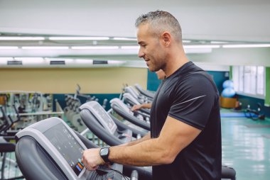 Adam ayarı kontrol paneli eğitimi için koşu bandı