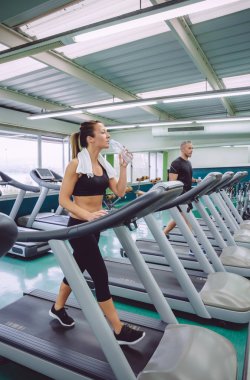 Kadın içme suyu ise eğitim koşu bandı