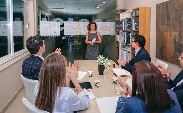 Trabajo en equipo aplaudiendo a la mujer jefa por el éxito en el proyecto empresarial — Foto de Stock