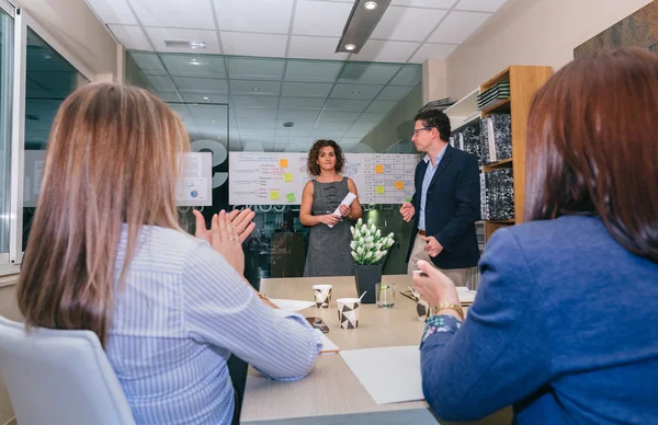 Trabalho em equipe aplaudindo a chefe mulher para o sucesso no projeto de negócios — Fotografia de Stock