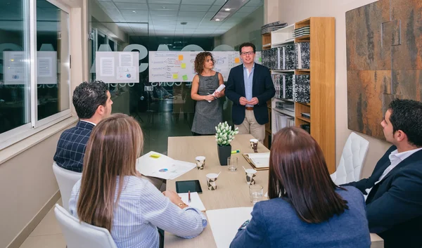 Equipe líder tendo reunião de negócios na sede — Fotografia de Stock