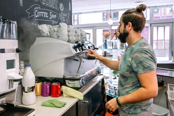 Giovane cameriere preparare la macchina del caffè — Foto Stock