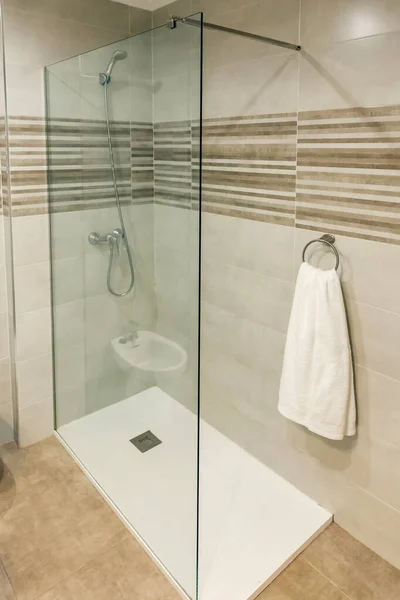 Sprcha se skleněnou obrazovkou v koupelně — Stock fotografie
