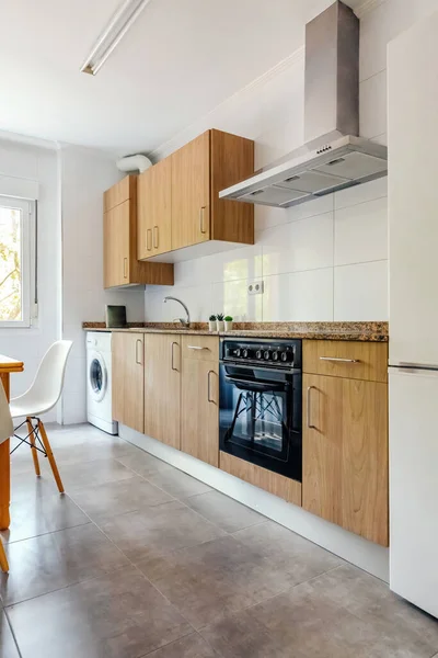 Interior da cozinha com móveis e eletrodomésticos — Fotografia de Stock