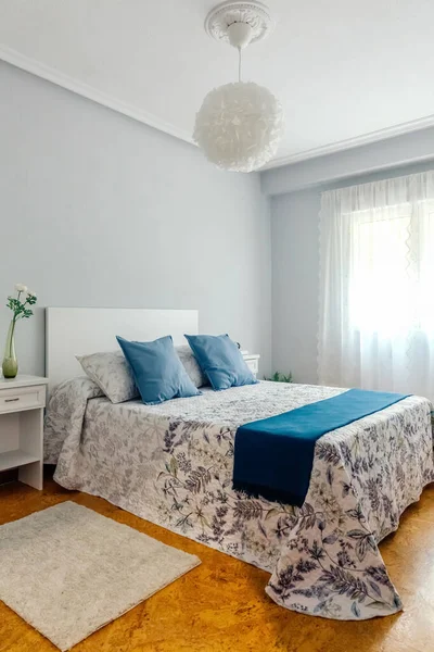 Dormitorio doble decorado con edredón y cortinas — Foto de Stock