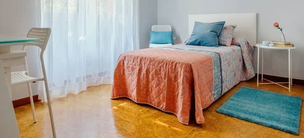 Dormitorio decorado con edredón y cortinas —  Fotos de Stock