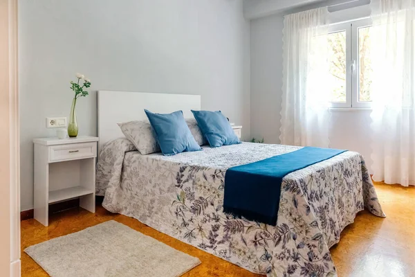 Dormitorio doble decorado con edredón y cortinas — Foto de Stock