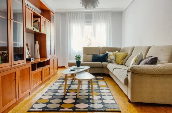 Interno di un soggiorno con divano ad angolo — Foto Stock