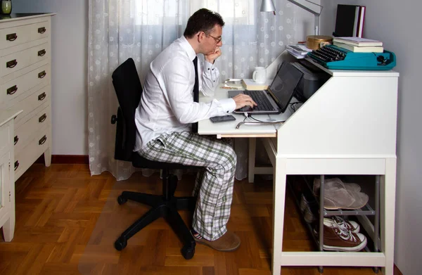 Man teleworking wearing shirt, tie and pajama pants — Stock Photo, Image