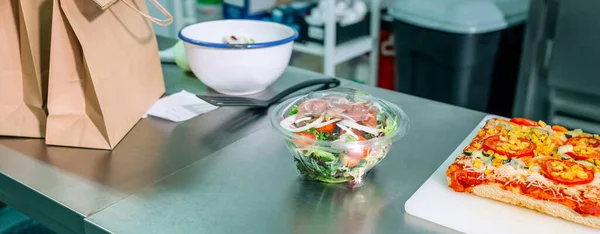 Essen in der Restaurantküche bestellen — Stockfoto