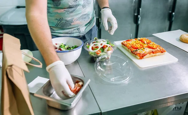 Oigenkännlig Kock Restaurang Kök Förbereder Take Away Order — Stockfoto