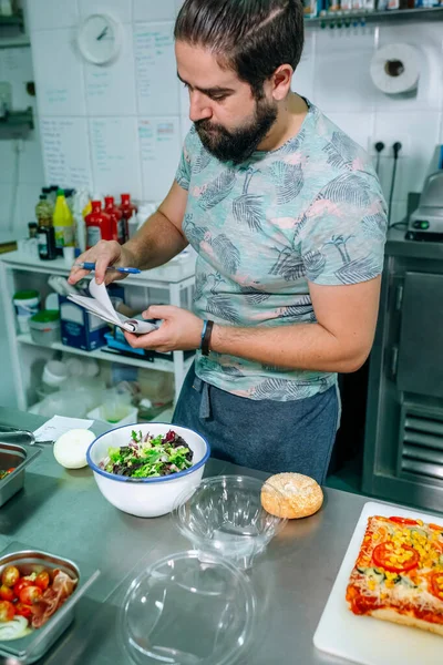 Jovem Cozinheiro Cozinha Restaurante Preparando Ordens Takeaway — Fotografia de Stock