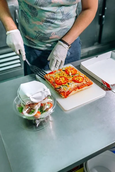 Onherkenbare Kok Restaurantkeuken Bereidt Pizza Voor Mee Nemen — Stockfoto