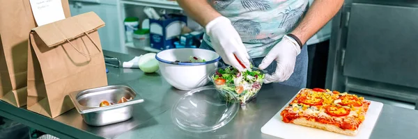 Nerozpoznatelný Kuchař Kuchyni Restaurace Připravuje Objednávky Jídlo — Stock fotografie