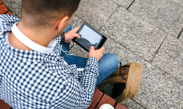 Top View Unrecognizable Young Man Using Tablet Outdoors — Stock Photo, Image