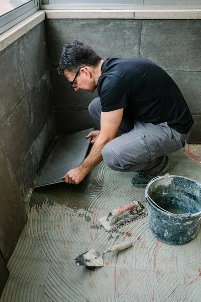 Arbeiter Verlegen Einen Neuen Fliesenboden Auf Einer Terrasse — Stockfoto