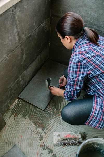 Feminino Trabalhador Manual Que Estabelece Novo Piso Azulejo Terraço — Fotografia de Stock