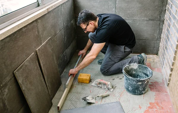 Bricklayer Checking Floor Level Install Tile Floor — Stock Photo, Image