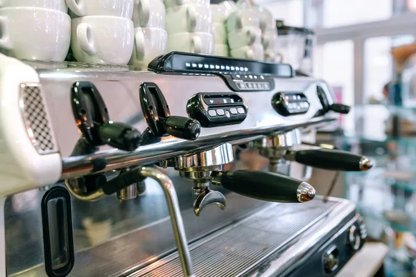 Närbild Professionell Kaffebryggare Ett Kafé — Stockfoto