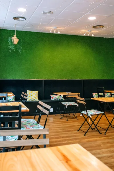 Пустой Интерьер Кафе Искусственной Травяной Стеной — стоковое фото