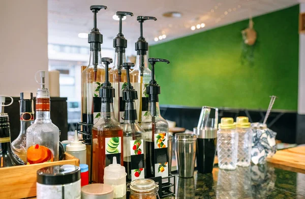 Bar Counter Bottles Making Cocktails — Stock Photo, Image