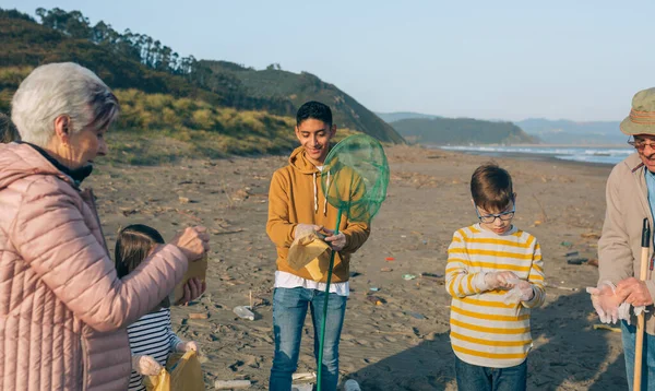 Volunteers preparing to clean the beach — Stock Photo, Image