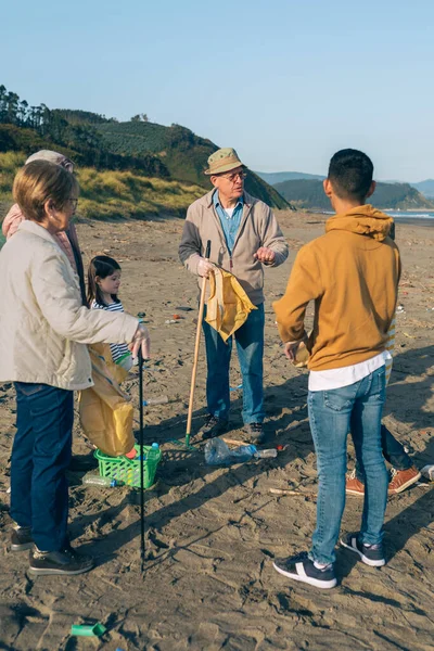 Volunteers preparing to clean the beach — Stock Photo, Image