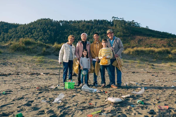 Добровольцы готовы очистить пляж — стоковое фото