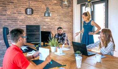 Patron ofiste bir çalışanı azarlıyor.