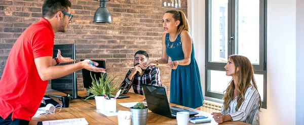 Travailleurs discutant dans le bureau — Photo