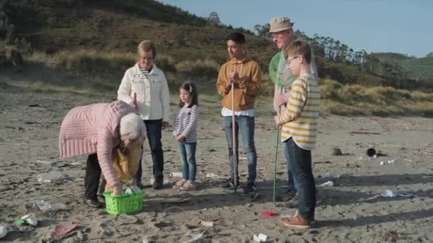 Voluntários se preparam para limpar a praia — Vídeo de Stock