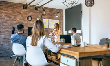 İşçileriyle bir iş toplantısında kadın yönetici.