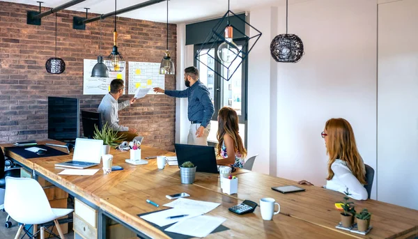 Teamleder organiserer arbeid på kontor – stockfoto