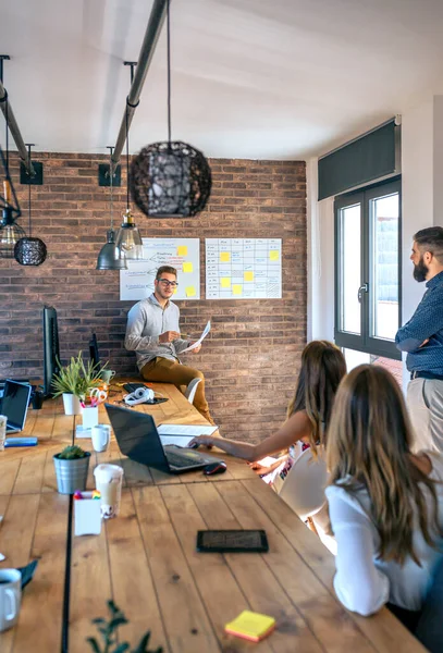 Entrenador dando una charla a los trabajadores en una oficina — Foto de Stock