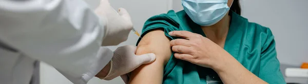 コロナウイルスワクチンを受けた女性外科医 — ストック写真