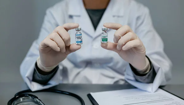 Médico mostrando duas opções de vacina contra o coronavírus — Fotografia de Stock