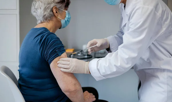 Oudere vrouw gevaccineerd tegen coronavirus — Stockfoto