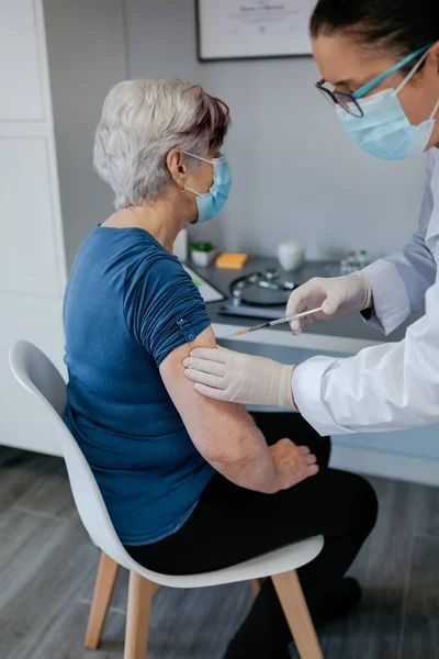 Mujer mayor vacunada contra el coronavirus — Foto de Stock