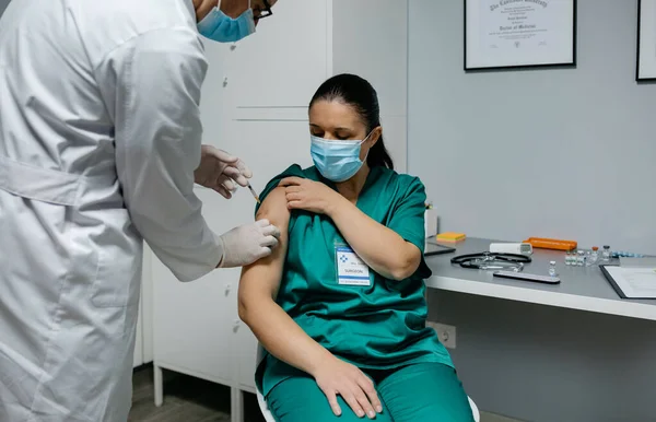 Vrouwelijke chirurg die een coronavirusvaccin krijgt — Stockfoto