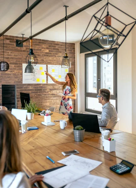 Kvinnelig leder i arbeidsmøte med arbeiderne – stockfoto